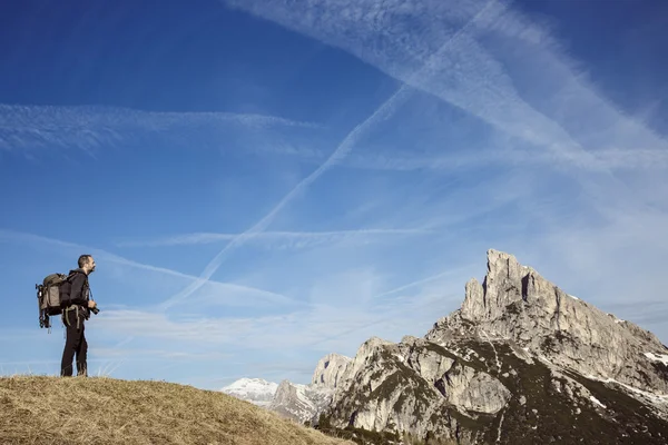 Wanderfotograf auf einem Berggipfel — Stockfoto