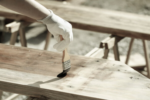 Painting wood with wood protection paint 