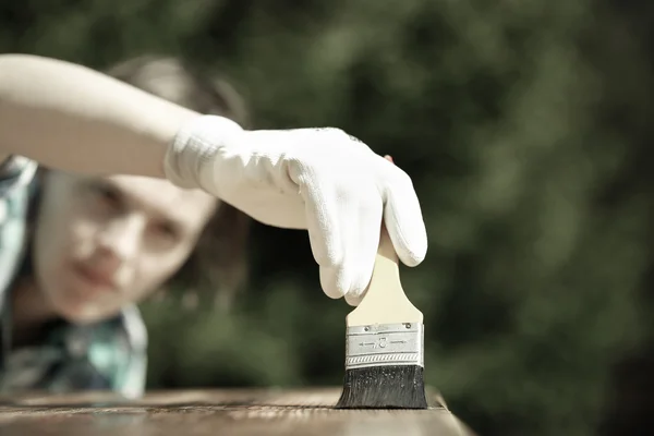 Femeie tâmplar inspectarea lemnului proaspăt vopsit — Fotografie, imagine de stoc