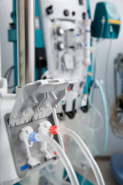 Tubos de línea sanguínea de hemodiálisis en máquina de diálisis — Foto de Stock