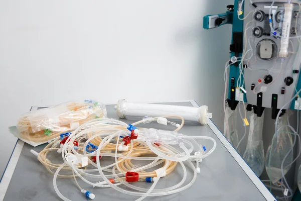 Tubos sanguíneos con máquina de hemodiálisis en el fondo — Foto de Stock