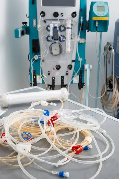 Tubos sanguíneos con máquina de hemodiálisis en el fondo — Foto de Stock