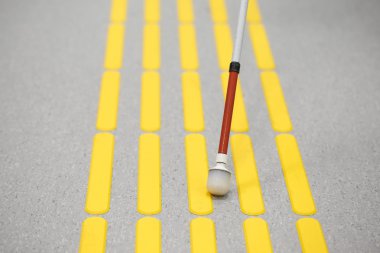 Kör dokunsal kaldırım üzerinde yürüyen yaya 