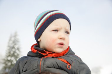 Bir kış manzara mavi gözlü küçük çocuk