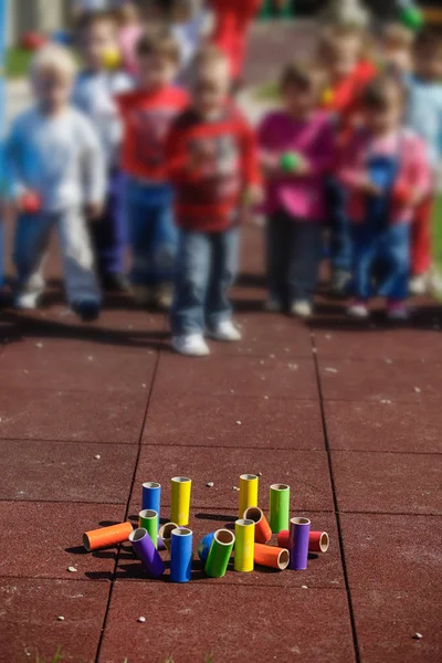 Bambini che giocano con giocattoli educativi fai-da-te — Foto Stock