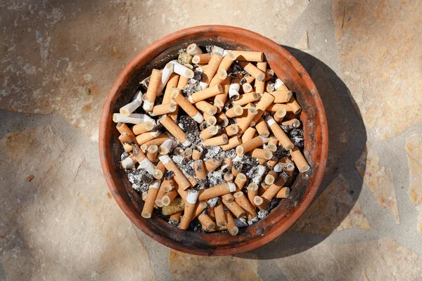 Tumpukan besar rokok diletakkan di asbak — Stok Foto