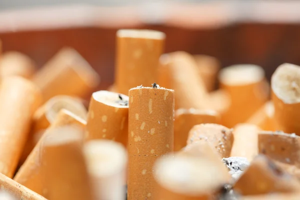 Tumpukan besar rokok diletakkan di asbak — Stok Foto