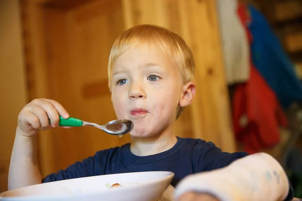 Μικρό Αγόρι Σπασμένο Καρπό Που Τρώει Στο Τραπέζι Αγόρι Γύψο — Φωτογραφία Αρχείου