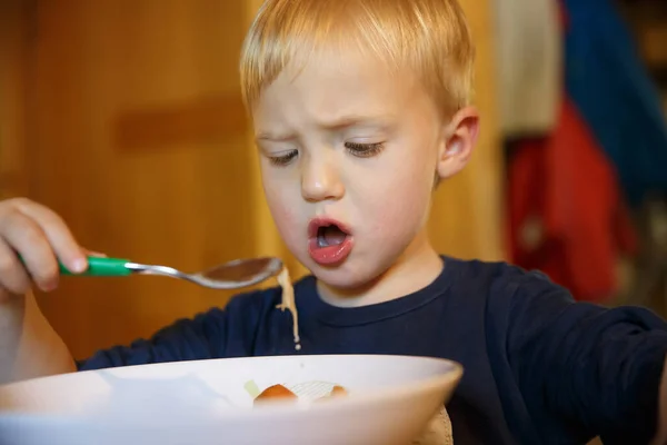 Pequeño Niño Negándose Comer —  Fotos de Stock