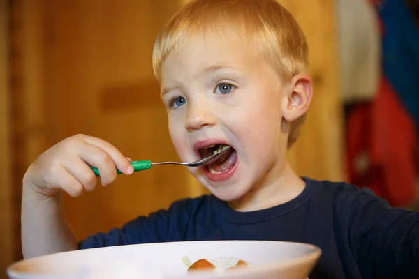 Niño Con Boca Abierta Comiendo Solo Mesa —  Fotos de Stock