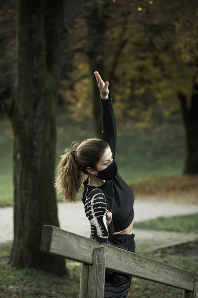 Femme Avec Masque Noir Faisant Exercice Dans Parc Rester Bonne — Photo