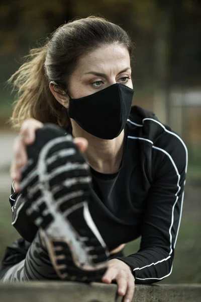 Žena Černou Maskou Cvičí Parku Pobyt Zdravý Během Epidemie Covid — Stock fotografie