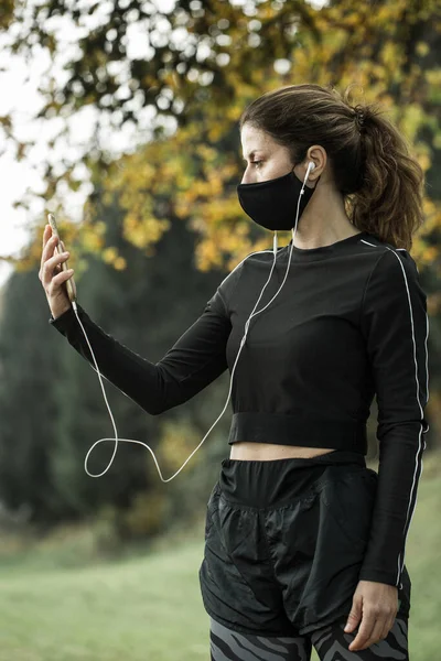 Frau Mit Gesichtsmaske Beim Videoanruf Vorträge Halten Während Der Covid — Stockfoto