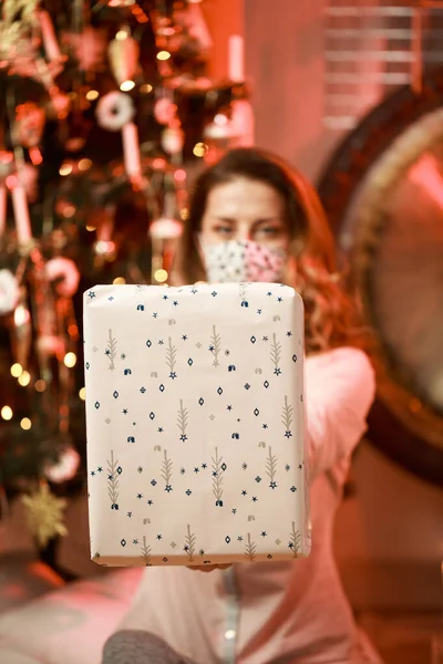 Donna Con Maschera Facciale Possesso Dando Regalo Natale Avvolto Consegna — Foto Stock