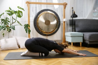 Aktif kadın esneme, pilates ve yoga egzersizleri yapıyor. Evde fitness. Sağlıklı ve spor yaşam tarzı.