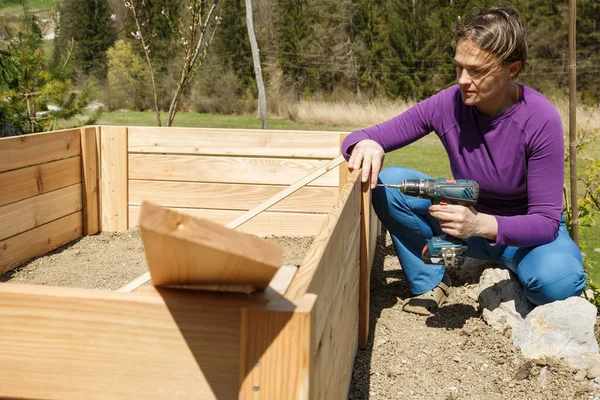 Mujer Atornillando Marco Madera Para Una Cama Jardín Elevada Concepto Imagen De Stock