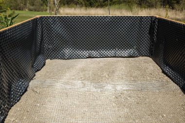 Yükseltilmiş bir bahçe yatağı için yeni ahşap çerçeve inşa ediyorum. Diy konsepti. Sürdürülebilir yaşam.