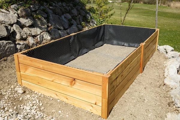 育てた庭のベッドのための新しい木製フレームを構築します Diyのコンセプト 持続可能な生活 ロイヤリティフリーのストック写真