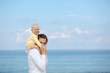Anne ve sarılma gülümseyen bebek