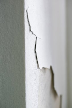 Çatlama ve beton duvar peeling