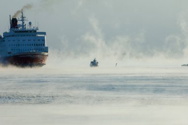 Helsinki limanından gelen icebreaking feribot