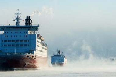 Helsinki limanından gelen icebreaking feribot
