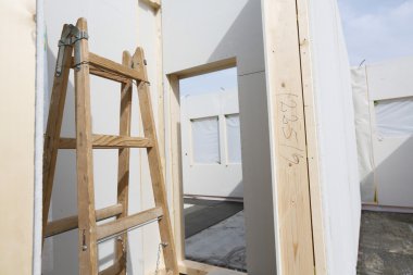Prefabrik ev duvarlarının yerleştirilir