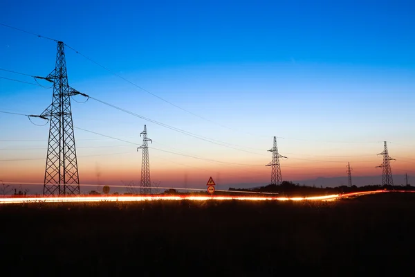 Elektrische elektriciteitsnet in de schemering — Stockfoto