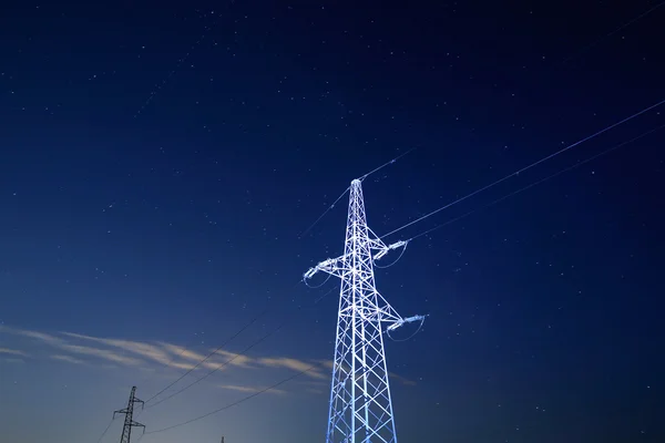 Pylon unter Sternenhimmel — Stockfoto