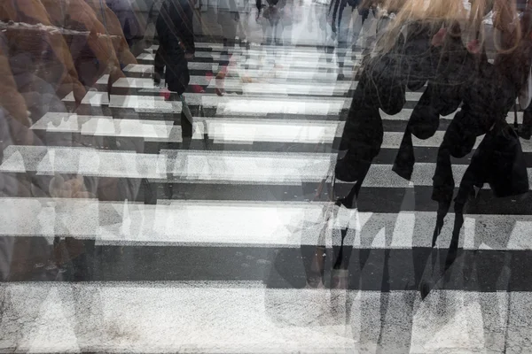 People crossing a road — Stock Photo, Image