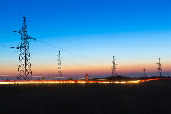 Elektrycznych linii energetycznych o zmierzchu — Zdjęcie stockowe