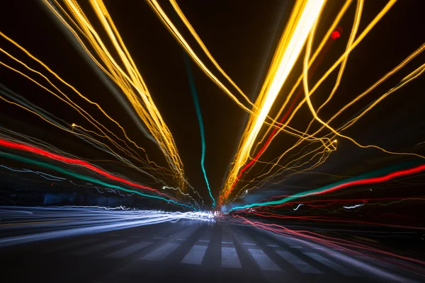 Kleurrijke parallelle lijnen boven crosswalk — Stockfoto