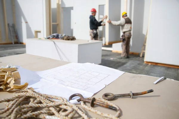 Plan de construcción y trabajadores en segundo plano — Foto de Stock