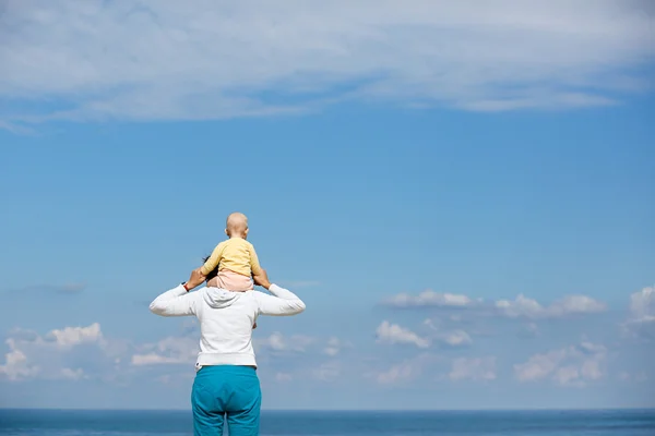 Мати і дитина спостерігають за хмарами і морем — стокове фото