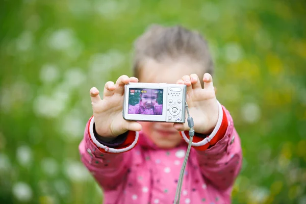 Маленька дівчинка робить селфі з цифровою камерою — стокове фото