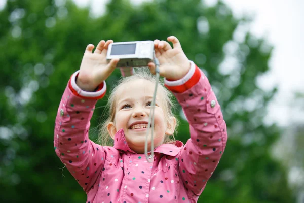 Küçük kız bir selfie dijital fotoğraf makinesi ile yapma — Stok fotoğraf