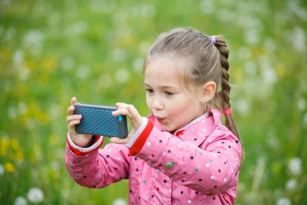 Malá holčička, fotografování s její smartphone — Stock fotografie