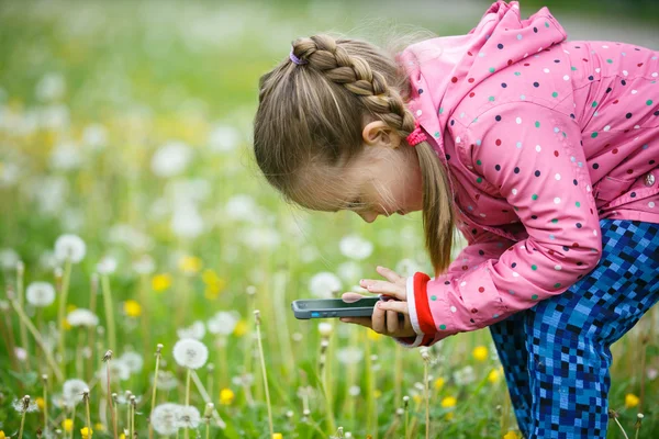 Kleines Mädchen fotografiert mit dem Smartphone — Stockfoto