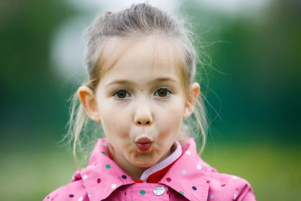 Liten flicka gör grimaser för kameran — Stockfoto