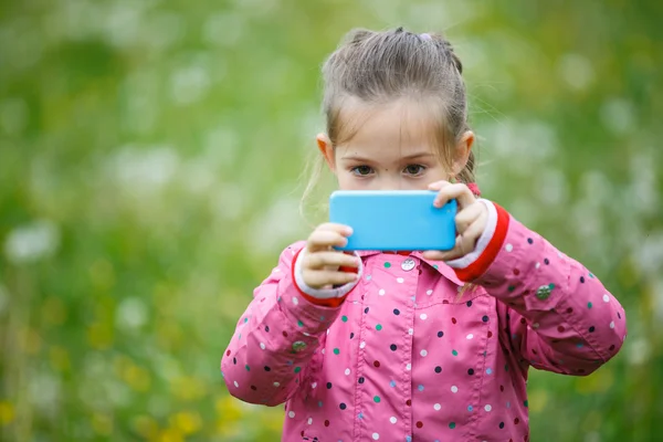 Malá holčička, fotografování s její smartphone — Stock fotografie