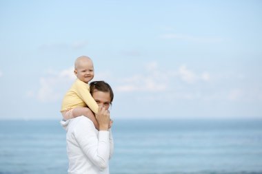 Anne ve sarılma gülümseyen bebek