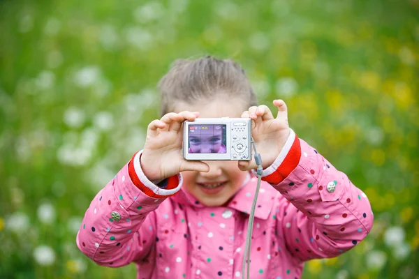 Lilla flickan att göra en selfie med digitalkamera — Stockfoto