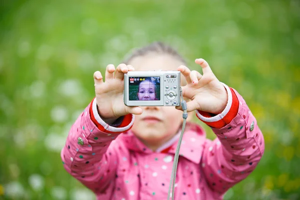 Маленька дівчинка робить селфі з цифровою камерою — стокове фото