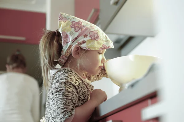 Κοριτσάκι ζύγιση αλεύρι για μια τούρτα γενεθλίων — Φωτογραφία Αρχείου