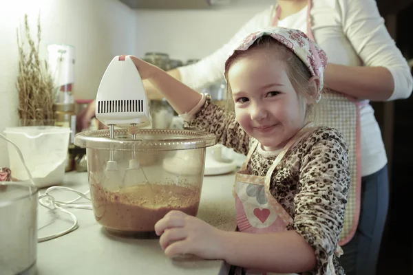 Κοριτσάκι ανάμειξη ζύμη για τα γενέθλια τούρτα — Φωτογραφία Αρχείου