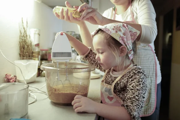 Madre e hija preparando masa en la cocina —  Fotos de Stock