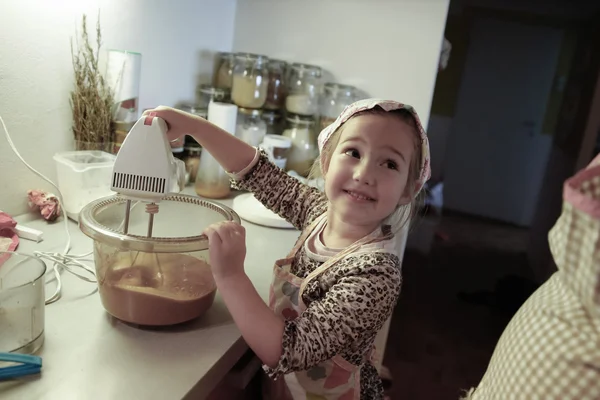 Niña mezclando masa para un pastel de cumpleaños —  Fotos de Stock