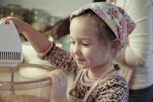 Niña mezclando masa para un pastel de cumpleaños —  Fotos de Stock