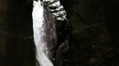 Yakın çekim bir yarık akan bir şelale