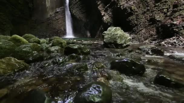 狭い渓谷に落ちる滝と高山の春 — ストック動画